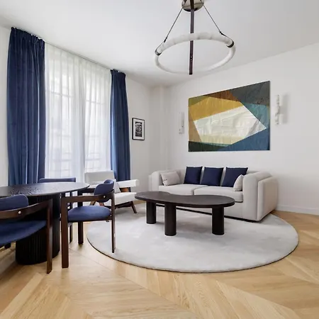 Splendid With Ac In Champs Elysees For 4pax
